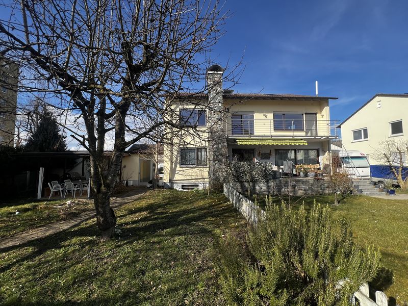 Elegante Wohnung mit Kamin, Südbalkon und Garten – Perfekte Mischung aus Ruhe und urbaner Nähe!